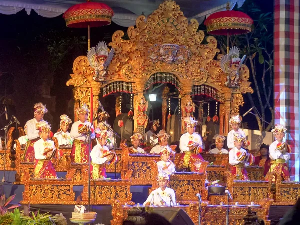 KUTA, INDONESIA - 18 Mart 2018: Bali 'deki kuta plajında çocuk gamelan grubu yeni yıl için konser veriyor — Stok fotoğraf