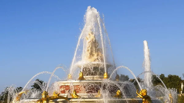 巴黎，法国- 2017年10月15日：关闭巴黎凡尔赛宫的拉多纳喷泉 — 图库照片