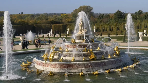 PAŘÍŽ, FRANCIE - říjen, 15, 2017: pohled z vysokoúhlého úhlu na latonskou kašnu v zahradách Versailles v Paříži — Stock fotografie