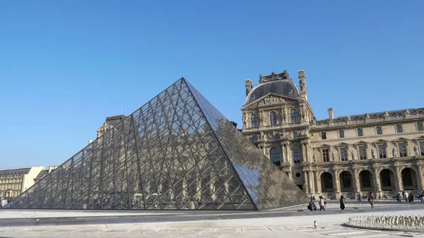 巴黎，法国- 2017年10月15日：巴黎卢浮宫著名的玻璃金字塔近景 — 图库照片