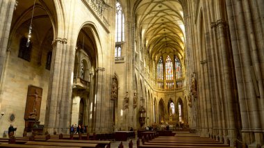PRAG, CZECH Cumhuriyet - 10 Ekim 2017: Prag Kalesi 'ndeki St. Vitus Katedrali' nin içini geniş görüş