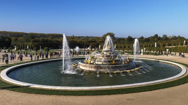 PAŘÍŽ, FRANCIE - 15. 10. 2017: širokoúhlý záběr latonské fontány na versailles v Paříži — Stock fotografie