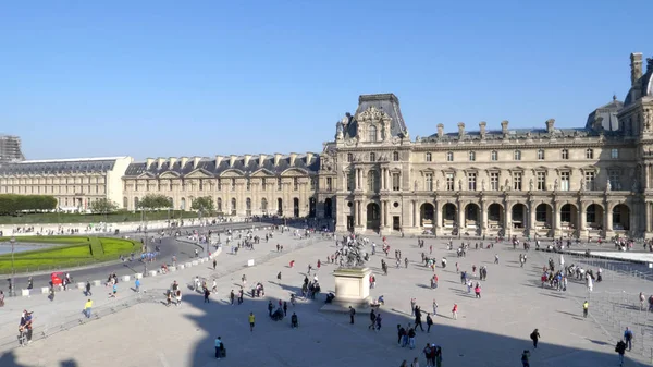 PARIS, FRANCJA - PAŹDZIERNIK, 15 PAŹDZIERNIK, 2017: widok z dużego kąta na muzeum luwru i szklaną piramidę w Paryżu — Zdjęcie stockowe