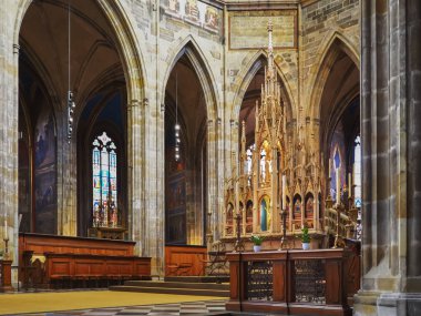 PRAG, CZECH Cumhuriyet - 10 Ekim 2017: Prag Şatosu 'ndaki St. Vitus Katedrali' nde sunak