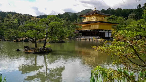 KIOTO, JAPAN - 15. April 2018: Blick auf den Kinkaku-ji-Tempel in Kyoto im Frühling — Stockfoto