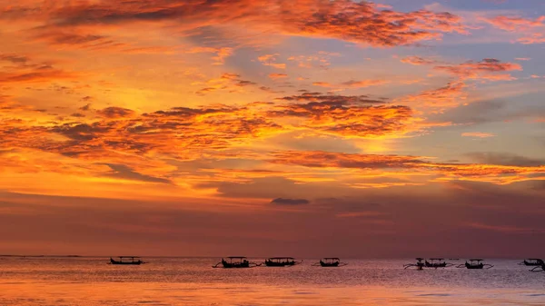 Широкий снимок заката на пляже Кута на Бали с рыбацкими лодками — стоковое фото