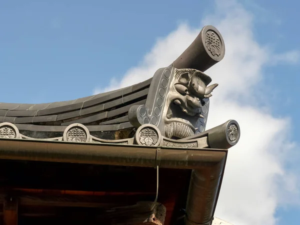 Kyoto, Japan - 15 april 2018 close-up van decoratief houtsnijwerk op het dak van een kinkakuji gebouw in kyoto — Stockfoto