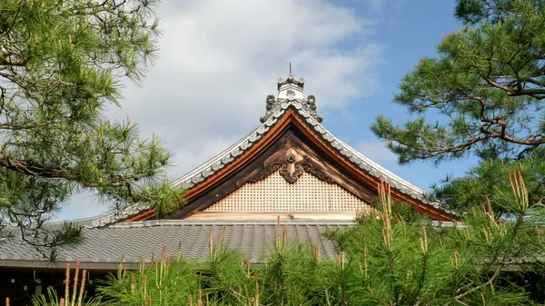 Kyoto, Japonya - 15 Nisan 2018 Kyoto şehrindeki Kinkakuji tapınağının çatısını kapatın. — Stok fotoğraf