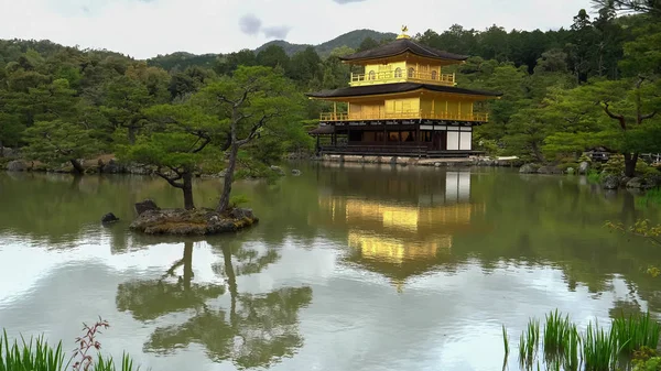 KYOTO, JAPÓN - 15 DE ABRIL DE 2018 al final de la tarde reflejo del templo kinkakuji en kyoto — Foto de Stock