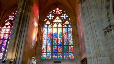 PRAG, CZECH REPUBLIC - 10 Ekim 2017: Prag 'daki St. Vitus Katedrali' ndeki mermer heykel ve vitray pencere