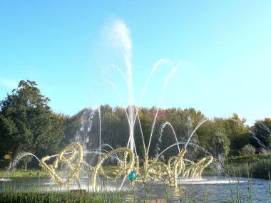 PARIS, FRANCE - 15 Ekim 2017: Paris Versay 'da güzel danslar çeşmesi