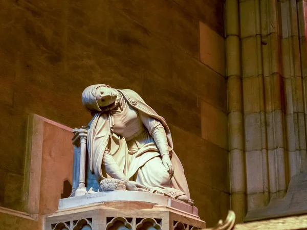 Praga, Czechy - 10 października 2017: marmurowa figura kobiety w katedrze św. Wita na zamku Praga — Zdjęcie stockowe