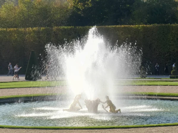 巴黎凡尔赛宫地面上的小喷泉 — 图库照片
