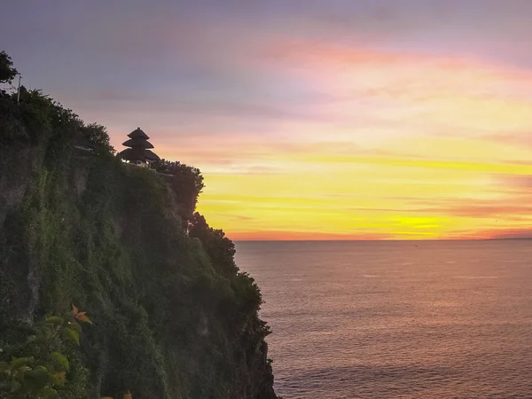 Amplia vista del templo uluwatu al atardecer en la isla de bali —  Fotos de Stock