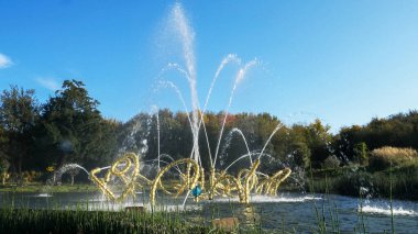 PARIS, FRANCE - 15 Ekim 2017: Paris, Fransa 'daki çok yönlü dans çeşmesindeki güzel danslar