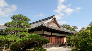 KYOTO, JAPONYA - 15 Nisan 2018: Kyoto 'daki Kinkakuji Tapınağı' ndaki bir keşiş konutunun yan görüntüsü