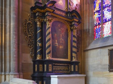 PRAG, CZECH Cumhuriyet - 10 Ekim 2017: Prag Şatosu 'ndaki St. Vitus Katedrali' nin içinde boyama