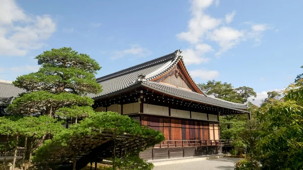 KYOTO, GIAPPONE - APRILE, 15, 2018: vista laterale di un edificio di residenza dei monaci al tempio Kinkakuji a Kyoto — Foto Stock