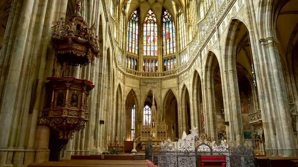 PRAGA, REPÚBLICA CHECA - 10 DE OCTUBRE DE 2017: el púlpito dentro de la catedral de st vitus en el castillo de Prague — Foto de Stock