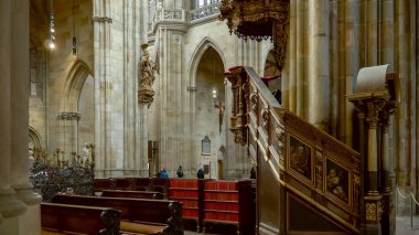 PRAG, CZECH Cumhuriyet - 10 Ekim 2017: Prag Şatosu 'ndaki St. Vitus Katedrali' nin kürsüsüne merdivenler