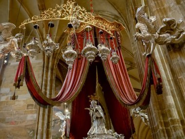 PRAG, CZECH Cumhuriyet - 10 Ekim 2017: Prag 'daki St. Vitus Katedrali' ndeki bir mezarın üzerindeki gümüş melekler