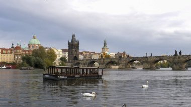 PRAG, CZECH REPUBLIC - 10 Ekim 2017: Prag 'da Charles Bridge' in olduğu bir tur teknesi