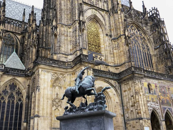 PRAHA, ČESKÁ REPUBLIKA - 10. října 2017: socha koně a sv. Jiří na nádvoří katedrály sv. Víta v Praze — Stock fotografie