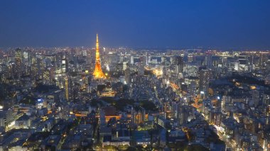Tokyo 'daki Mori Kulesi' nden Tokyo kulesinin geniş açılı gece görüntüsü.