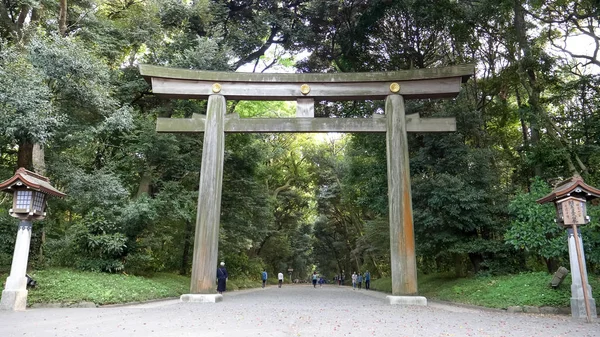 Amplia vista de una puerta torii en meiji santuario en tokyo — Foto de Stock