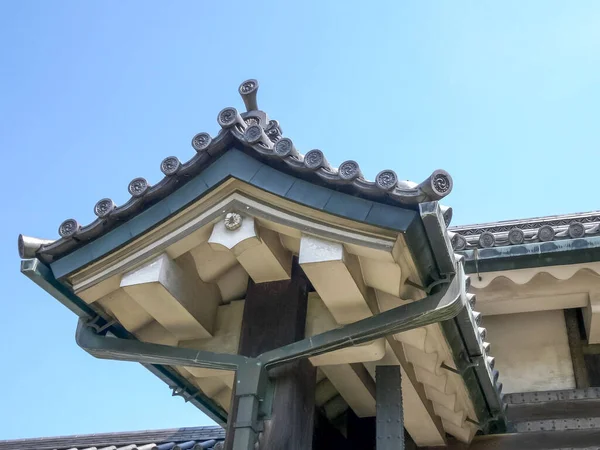 Vista ravvicinata del tetto e del dettaglio delle piastrelle su un edificio del palazzo imperiale tokyo — Foto Stock
