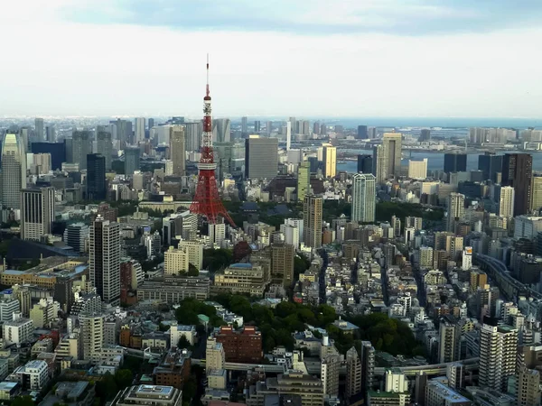 Tokio wieża jak widać od roppongi wzgórza mori wieża w tokio — Zdjęcie stockowe