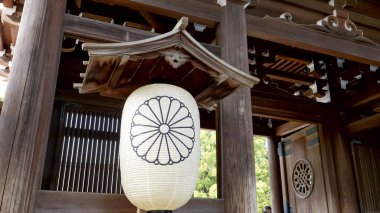 Tokyo 'daki Meiji Tapınağı' ndaki kağıt fenerin yakın görüntüsü.