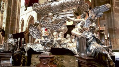 Prag, Çek Cumhuriyeti - 10 Ekim 2017: Prag 'daki St. Vitus Katedrali' ndeki gümüş heykelin yan görüntüsü
