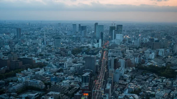 Coucher de soleil sur la route 3 shuto expressway mori tower à tokyo — Photo