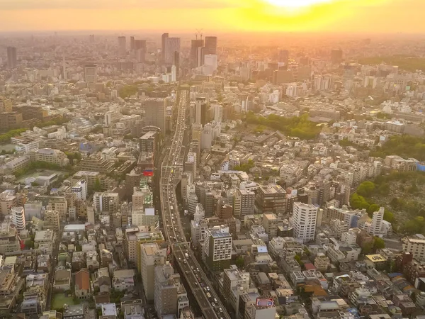 Sonnenuntergang Blick auf eine Autobahn vom Mori-Turm in Tokio — Stockfoto