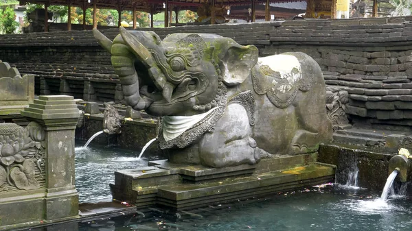 Elefantenstatue am heiligen Brunnen in Bali — Stockfoto