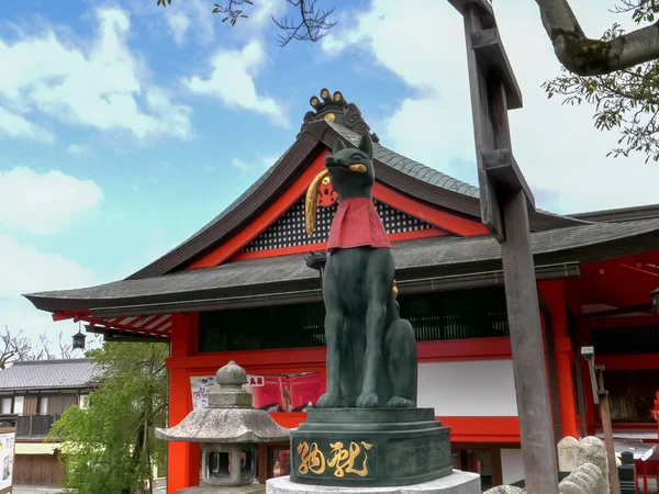 KYOTO, JAPÓN - 16 DE ABRIL DE 2018: Estatua de zorro sosteniendo una gavilla de arroz en el templo de fushimi inari en kyoto — Foto de Stock