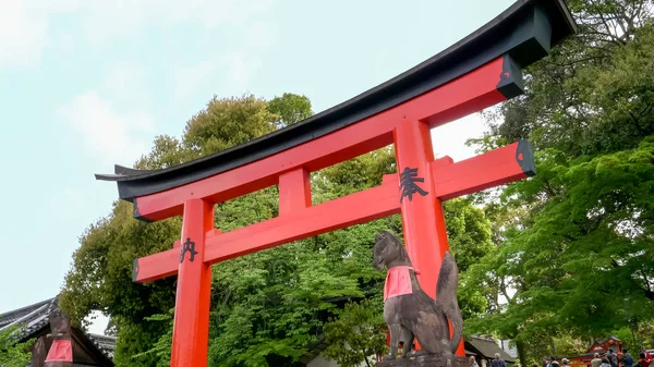 Estatua de zorro sagrado en una puerta torii en fushimi inari templo en kyoto —  Fotos de Stock