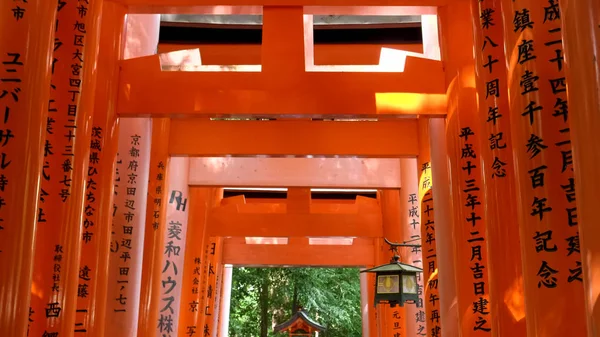 KYOTO, JAPÃO - 16 de abril de 2018: grandes portões de torii no templo de fushimi inari em kyoto — Fotografia de Stock