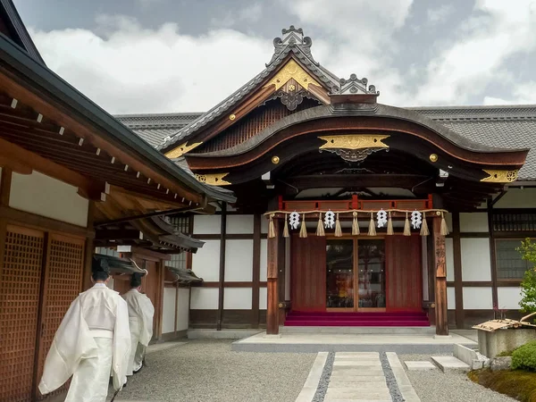 KYOTO, JAPÓN - 16 DE ABRIL DE 2018: los monjes entran en un edificio del santuario de fushimi inari — Foto de Stock