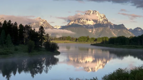 Dawn view of the tetons at oxbow bend in wyoming — 图库照片