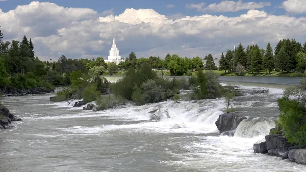 Waterfall and mormon temple at idaho falls — Stock Photo, Image
