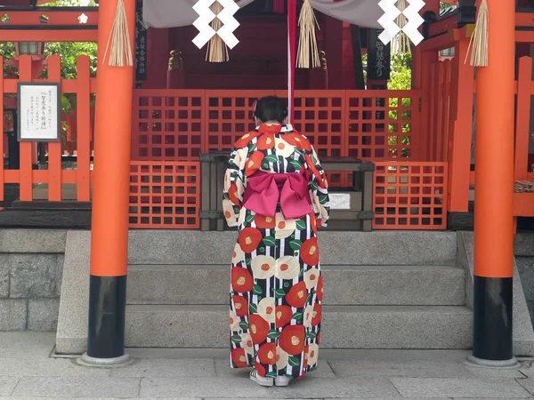 KYOTO, JAPÃO - 16 de abril de 2018: adoradora japonesa curvando-se no santuário fushimi inari — Fotografia de Stock