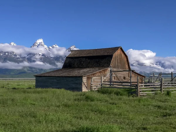 Os grandes tetons e celeiros de fileira mórmon — Fotografia de Stock