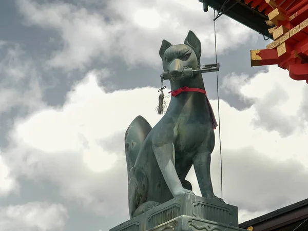 KYOTO, JAPAN - APRIL, 16, 2018: staty av en räv med nyckel vid fushimi inari-helgedomen i Japan — Stockfoto