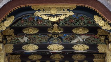 Kyoto, Japonya - 16 Nisan 2018: Kyoto Nijo-jo Kalesi 'nin güney tarafındaki Karamon kapısını kapatın