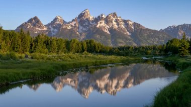 Sabahleyin Schwabacher 'a inen Grand Teton' un yansıması.