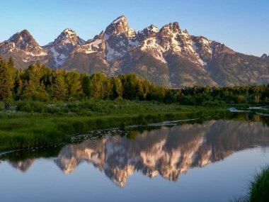 Grand Teton 'un gündoğumu ve Schwabachers' ın inişi.