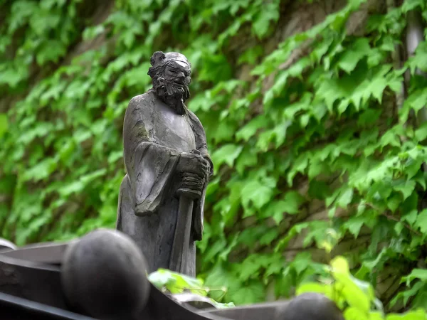 Una estatua en el techo de una casa de té en el distrito de Gion de Kyoto — Foto de Stock