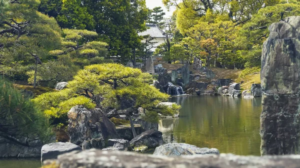 Kyoto 'daki Nijo-jo kalesinde bahçeler ve göletler. — Stok fotoğraf